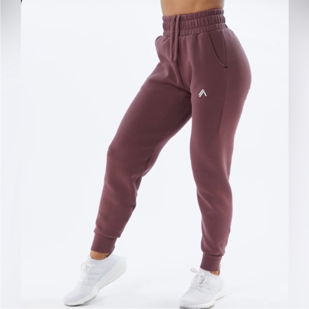 Alphalete ELMTS RELAXED JOGGER - MAUVE
- MEDIUM